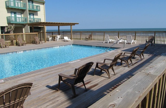 Beachfront Two Bedroom Condo with a Pool/2 nights or 7 nights. Pet friendly!