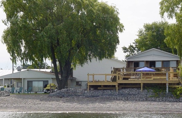 Beachfront Vacation Cottages - Lakeview Cottage
