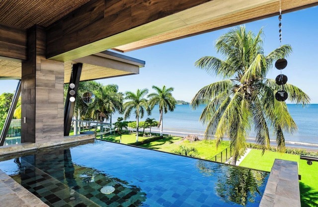 Beachfront Villa w/ Breakfast & Housekeeping