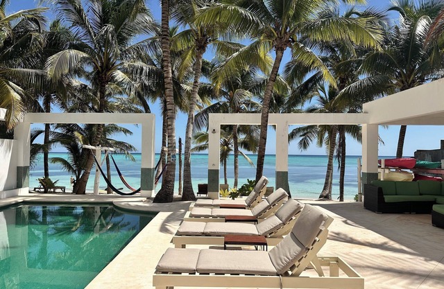 VERKAUFSPREIS: VILLA AM STRAND MIT WEISSEM SAND UND CHEF-SERVICE VERFÜGBAR