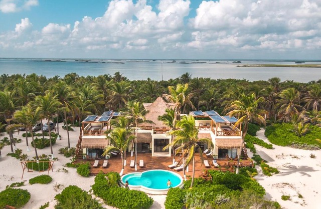 Beachfront Villa Playaäkun