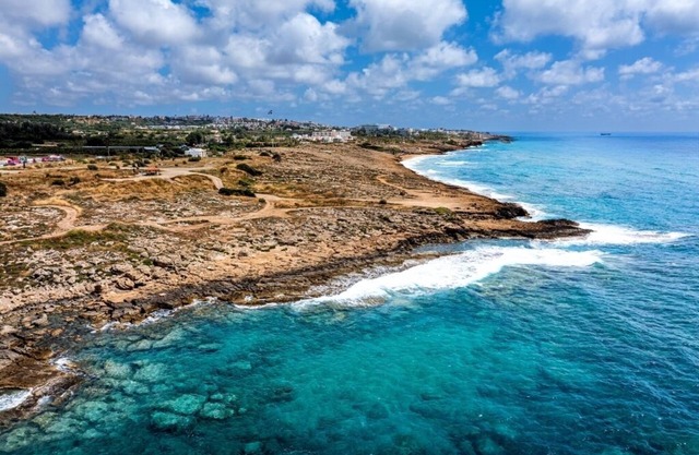 Family Paradise: Beachfront Villa with Pool, Direct Beach Access & Room for 9!