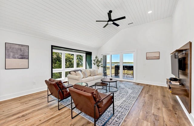 Beachfront w/ Breathtaking Views! 1BR/2BA Amenity Cards Available!