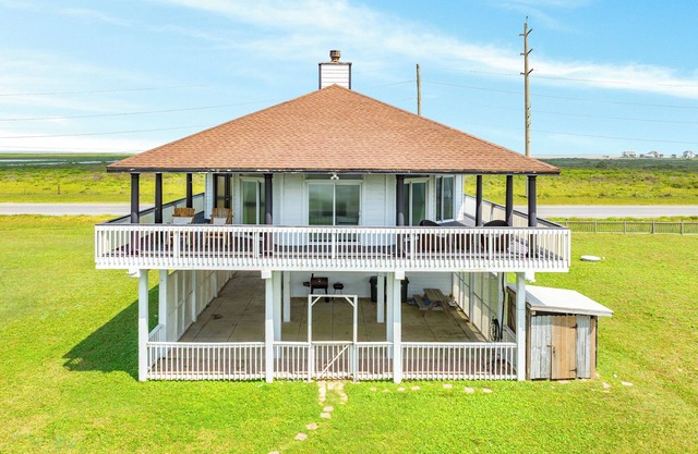 Beachfront w/Dune Walkover, Dog Friendly & Deck Access from Every Bedroom