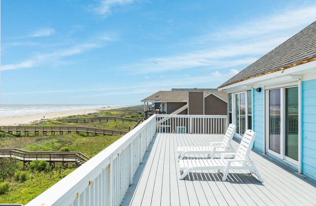 Beachfront w/ Gulf Views from Every Bedroom, Large Kitchen/Dining, Fenced Yard