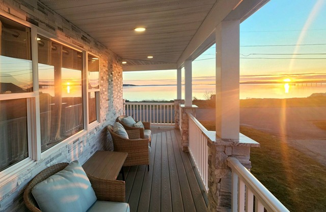 Beachfront w/ Hot Tub, Sauna, Pool, Fire pits, Grill & Panoramic Views