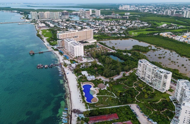 BEACHFRONT w/Huge pool & private terrace l BBQ I Fast WiFi 2Br