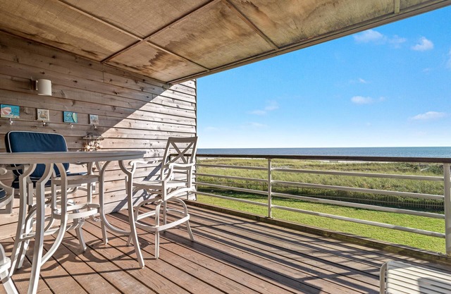 Beachfront | Walk to FloraBama | 2 Pools | Boat Docks w/Slips | NRP D24 | My Beach Getaways