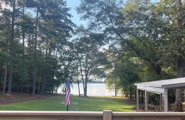 Beachin it at the LAKE. Cozy Cabin. Kayak or Swim in quiet cove turquoise water.