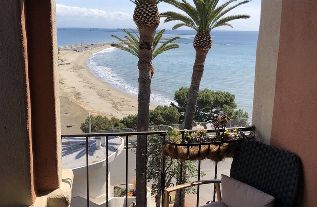 Beachside. Bay views! Parking. Laundry.