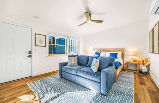 Beachside Bungalow: Large Studio with AC 2 Blocks to Beach