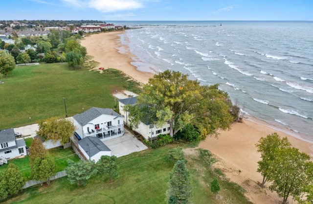 Beachside Condo Downtown with Lake Michigan Views