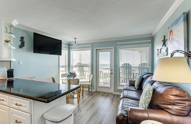 Beachside Condo w/ Pool & Hot Tub in Galveston!