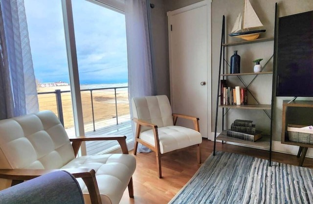 Beautiful Beachside Condo w/ Stunning Lake Views