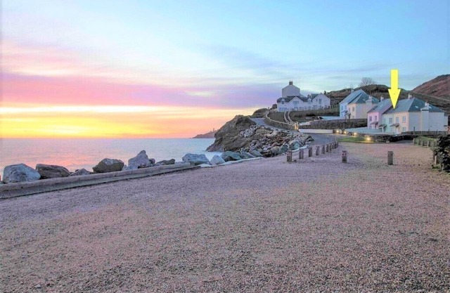 Beachside family house sleeps 8 pet friendly