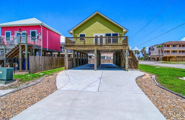 Gulf View Home w / riesige Deck Schritte vom Strand entfernt - Minuten in die Stadt!