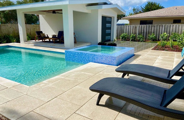 BEACHSIDE peninsula pvt house, POOL/HOT TUB, Steps to Beach, Quiet, Allergy-free