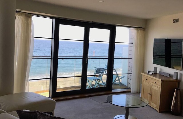 Atemberaubende Wohnung am Strand mit Blick auf das Meer und den Hafen
