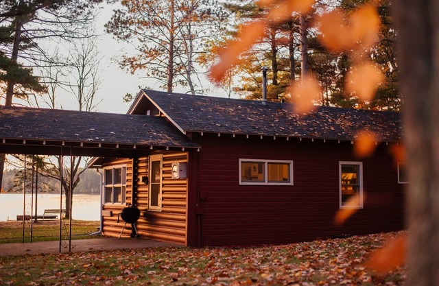 Haustierfreundliche Hütte mit Blick auf den Strand und Kajaks + Lagerfeuer im Alderwood Resort
