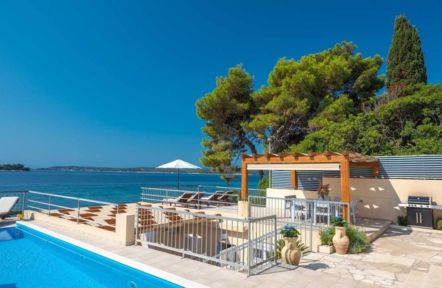 Strandvilla AdriaStone mit Pool und Whirlpool