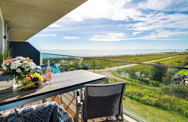 "BeachWaveThree": Ferienwohnung direkt am Strand mit Sauna, Balkon & Ostseeblick