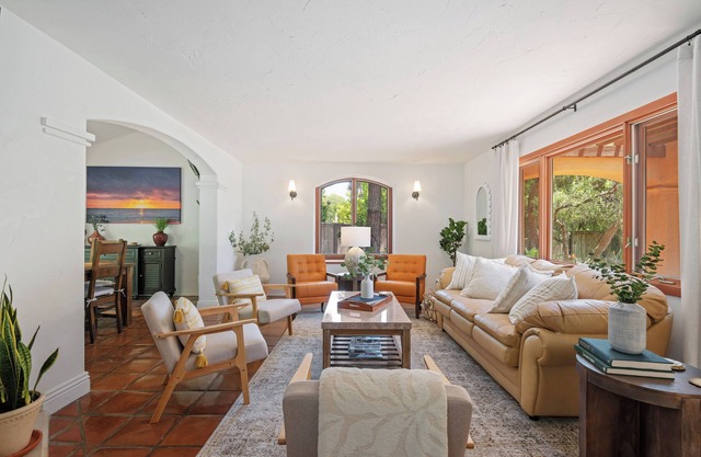 Beachwood Estate at Hendry's Beach - 100 steps to the sand!