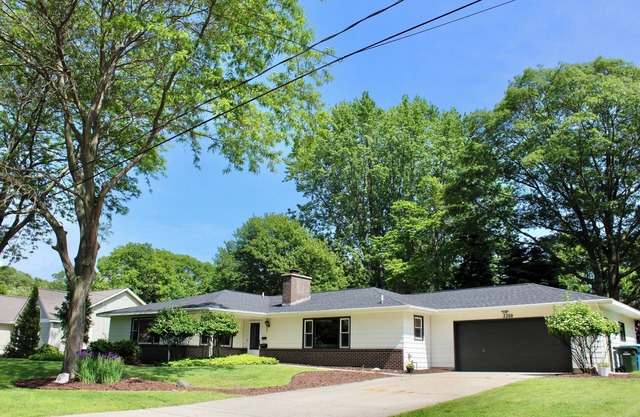 Beachwood Family House in Muskegon - walk to beach and local playground park