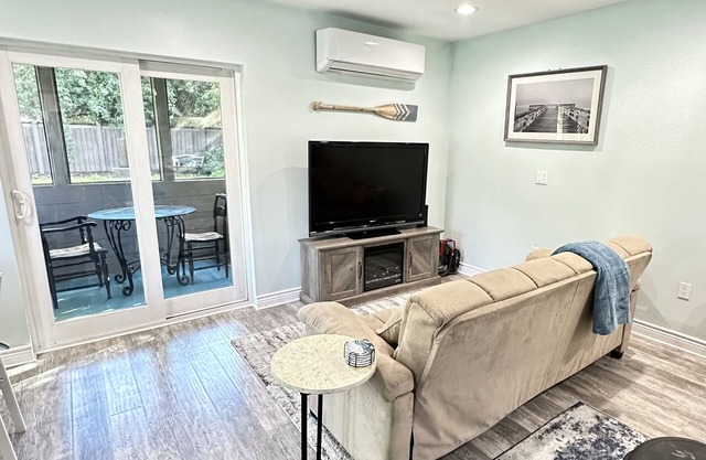 Beachy Bungalow close to all LA theme parks and attractions!