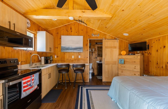 Beachy cottage steps from ocean with A/C & outdoor shower