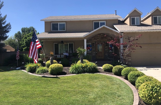 Beachy Home in Provo. Large deck with builtin hot tub, Fire pit, Palapa