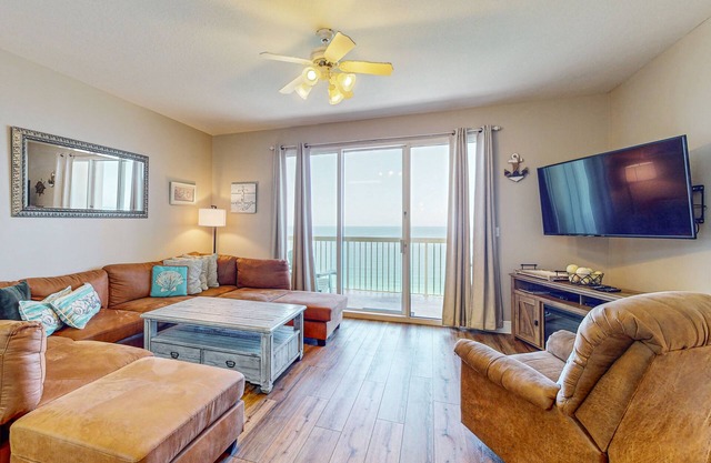 Beachy Oceanfront Wohnung mit Zugang zum Strand, Gemeinschaftspools und Whirlpool und kostenloses WiFi!