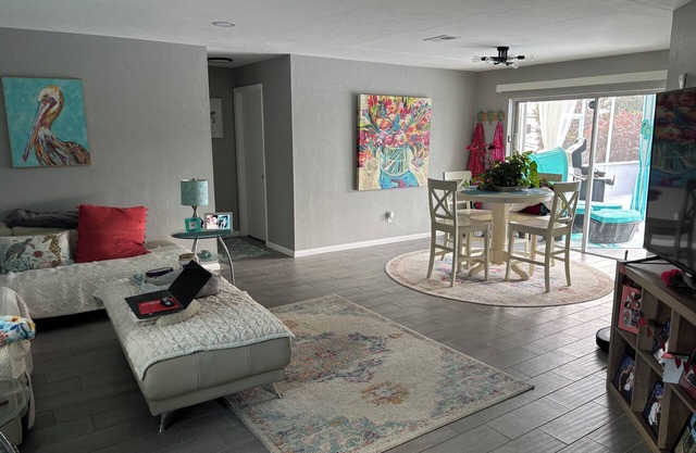 Beachy themed beautiful home with private pool available May thru Nov!