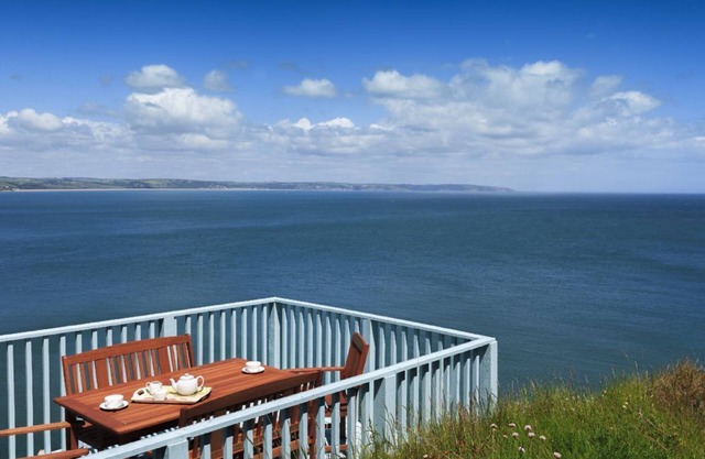 Dieses freistehende Ferienhaus für sechs Personen liegt an der Steilküste und bietet einen Blick über die Start Bay.