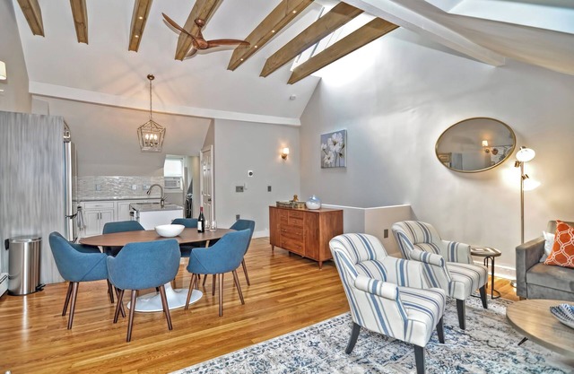 Beacon Hill Penthouse, Stately 2-bedroom apartment with AC, WiFi near MGH