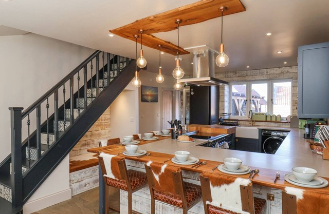 BEACON HOUSE, pet friendly, with hot tub in Sneaton