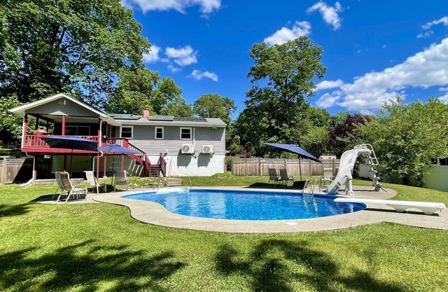 Beacon,Hudson Valley, 4bedroom 2bath, Sleeps 7, Pool, Hot Tub, Wifi,1.5m to town