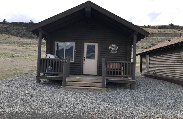 Bear Cabin in Paradise Valley 27 miles from North Entrance to Yellowstone Park