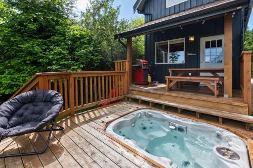 Bear Coast, Cabin with Hot Tub, Patio, and Waterview
