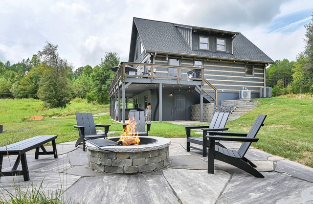 Bear Creek Cabin- 8 mi to TIEC, Hot Tub, Sleeps 7 - Pet Friendly