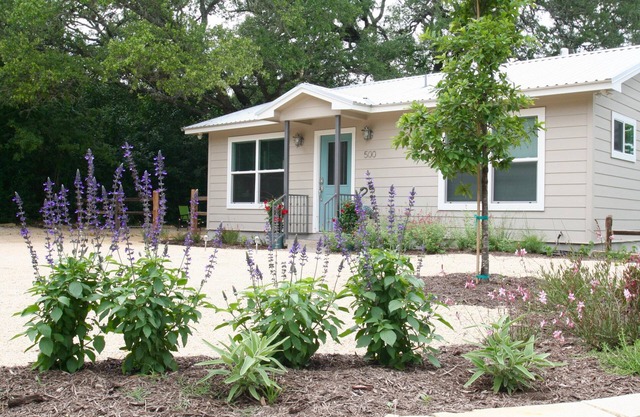 Haus mit 2 Schlafzimmern, überdachte Veranda, Hof, Grill, So. Austin, sauber und Spa-like!