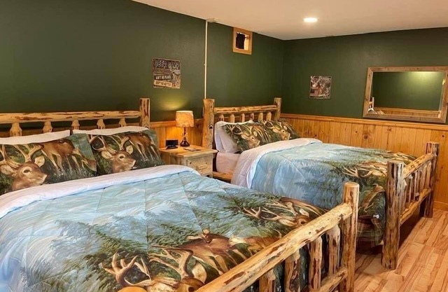 Lower Cabin Suite ( 2 queen beds) - Bear Creek Resort - Lower Cabin Suite ( 2 queen beds)