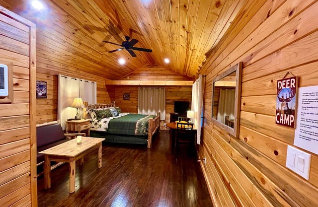 Upper cabin suite ( 1 king bed) - Bear Creek Resort - Upper cabin suite ( 1 king bed)
