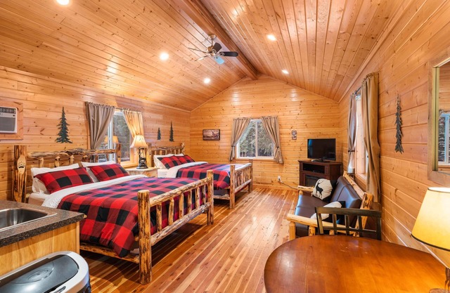 Cabin Suite (end unit 2 queen beds) - Bear Creek Resort - Cabin Suite (end unit 2 queen beds)