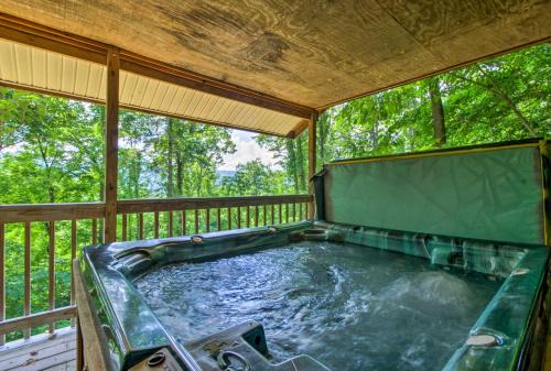 Bear Den Cabin Hot Tub, 4 Mi to Nantahala River
