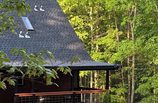 "Bear Den" MTN Views, Hot Tub, & Secluded
