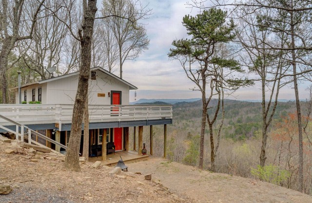 Bear Den studio cabin with amazing views
