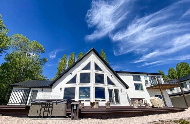 Bear Foot Beach House-Beautiful Views on the Lake
