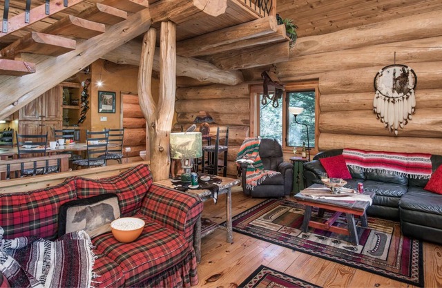 Bear Foot Lodge, 2 Schlafzimmer, 6 Personen, Gasgrill, zu Fuß zum Fluss, Whirlpool
