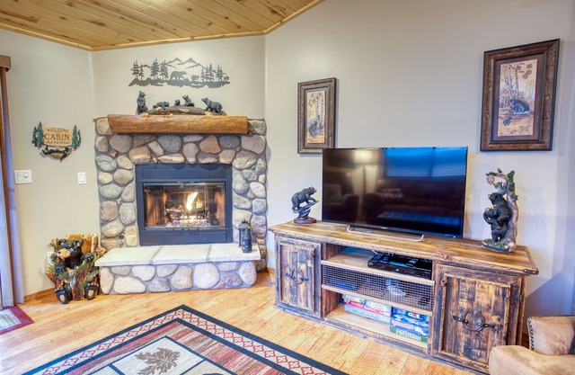 Bear Haven Family Friendly Show Low cabin w/ WIFI, gas fireplace, A/C