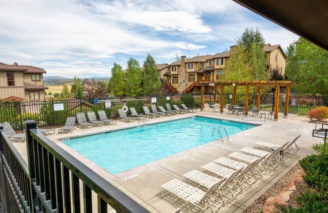 Bear Hollow Hideaway! Private HOT TUB and Patio!